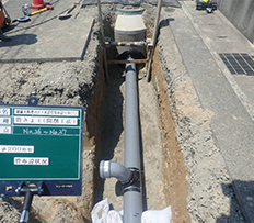 下水道管を開削工法にて埋設していく工事