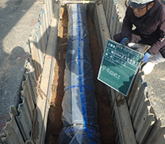 水道管を開削工法にて埋設していく工事